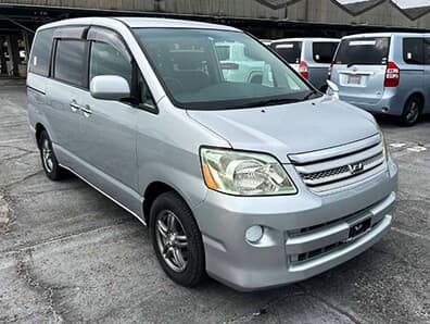 Toyota Noah AZR