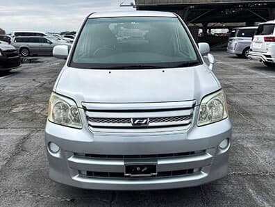 Toyota Noah AZR