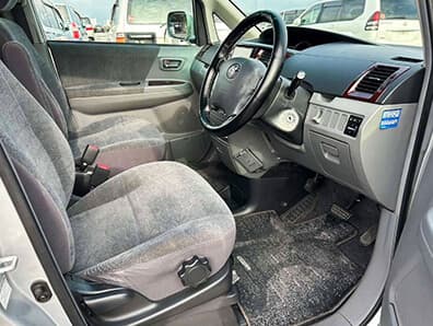 Toyota Noah AZR interior