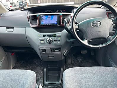 Toyota Noah AZR interior