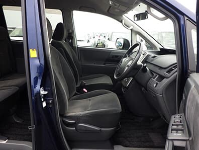 Toyota Noah ZRR interior