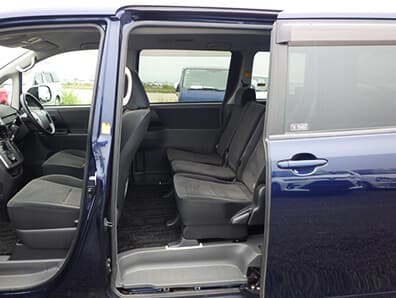 Toyota Noah ZRR interior