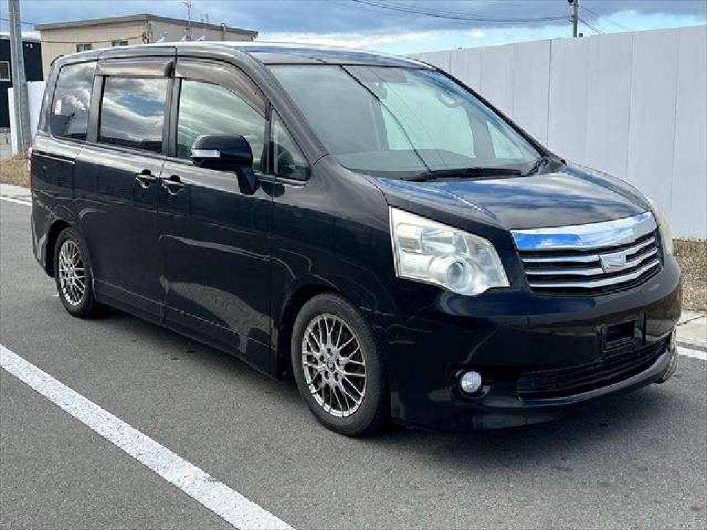 Front face view of Toyota Noah