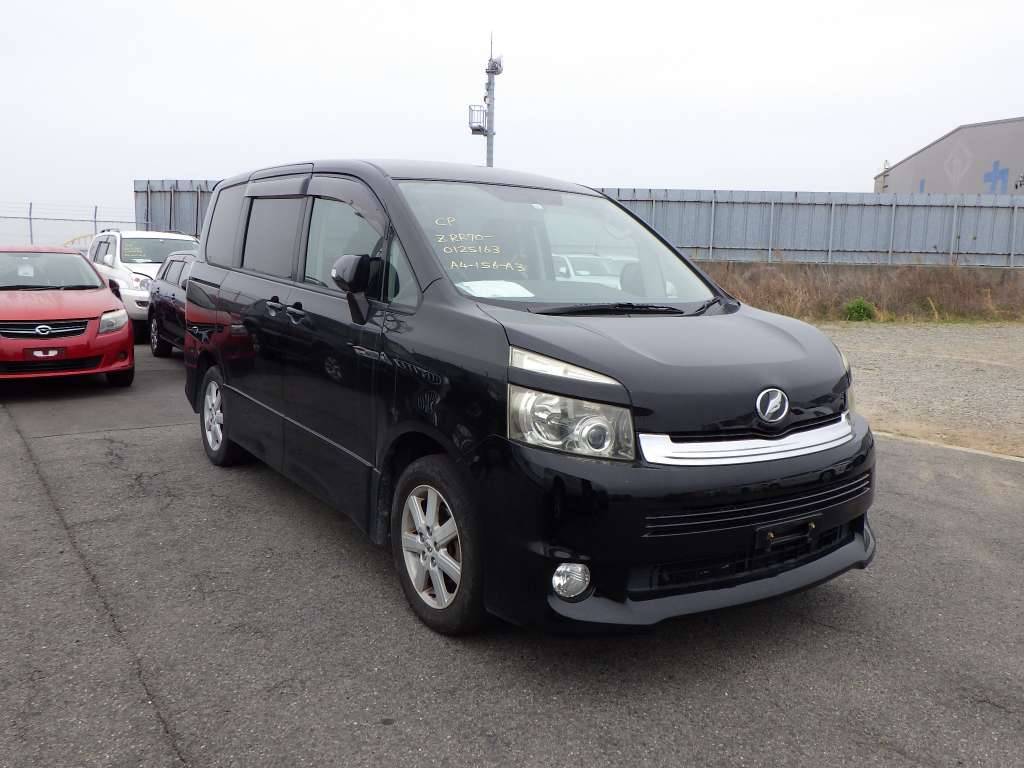 Front face view of Toyota Voxy