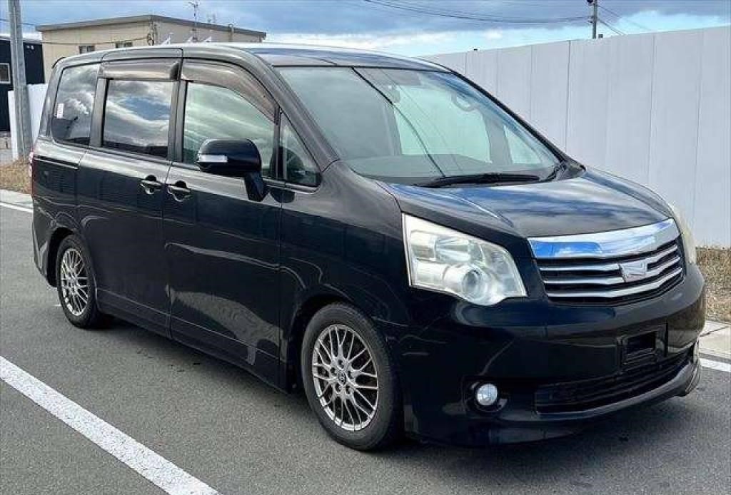 toyota noah front view