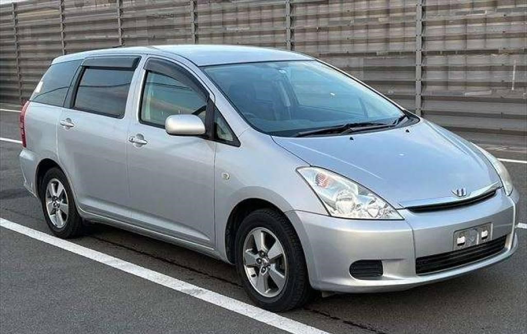 Toyota Wish front view