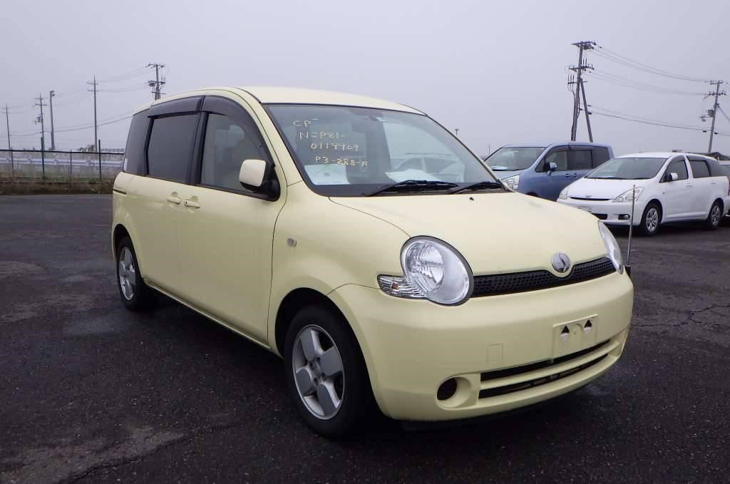 Toyota Sienta Front View