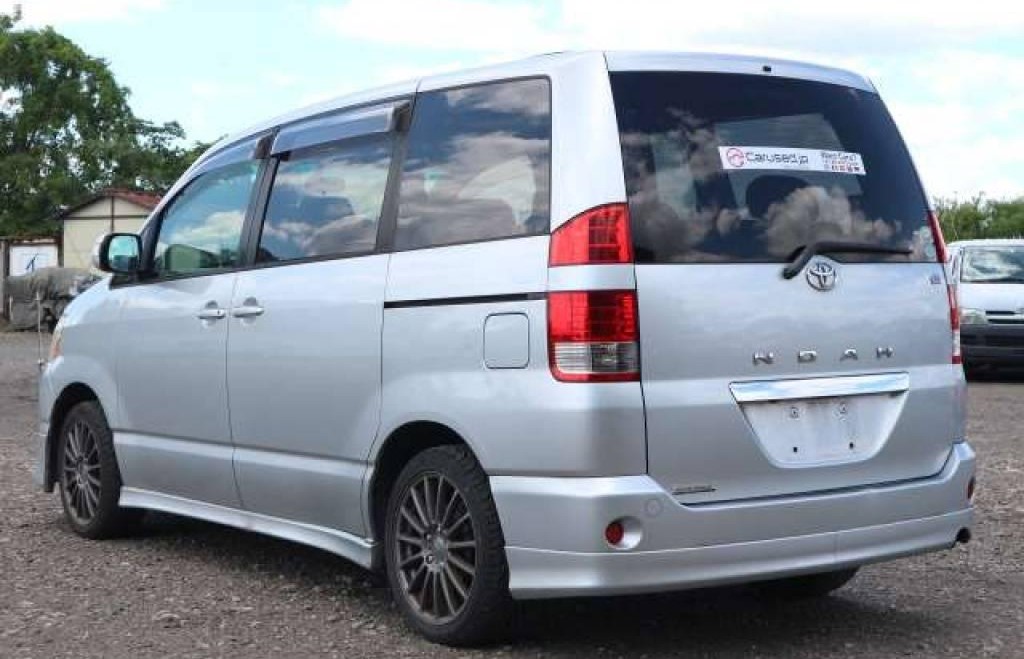 toyota noah azr60 backside view