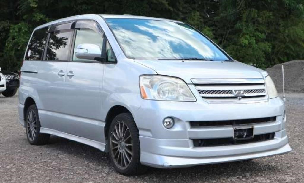 toyota noah azr60 front view