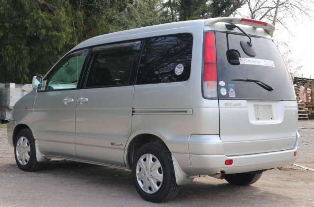 toyota liteace noah back side view