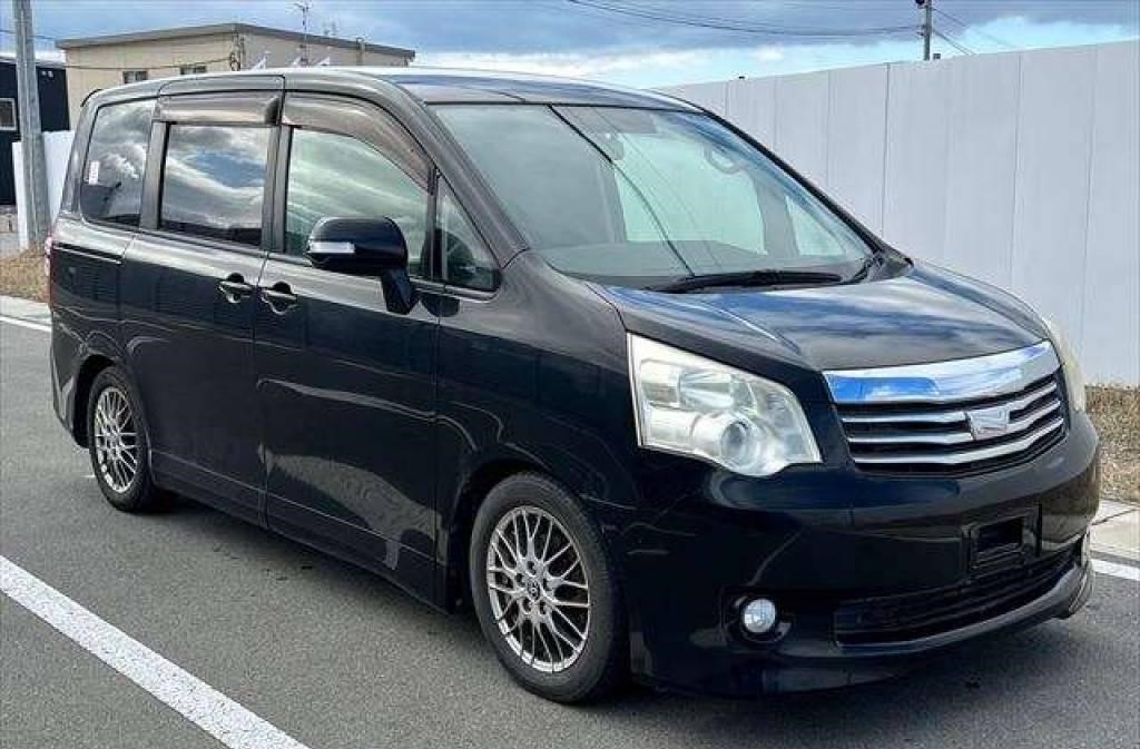 Toyota Noah Old Model Comparison - Carused.jp