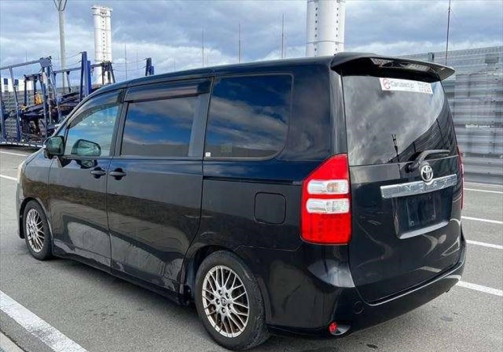 toyota noah backside view