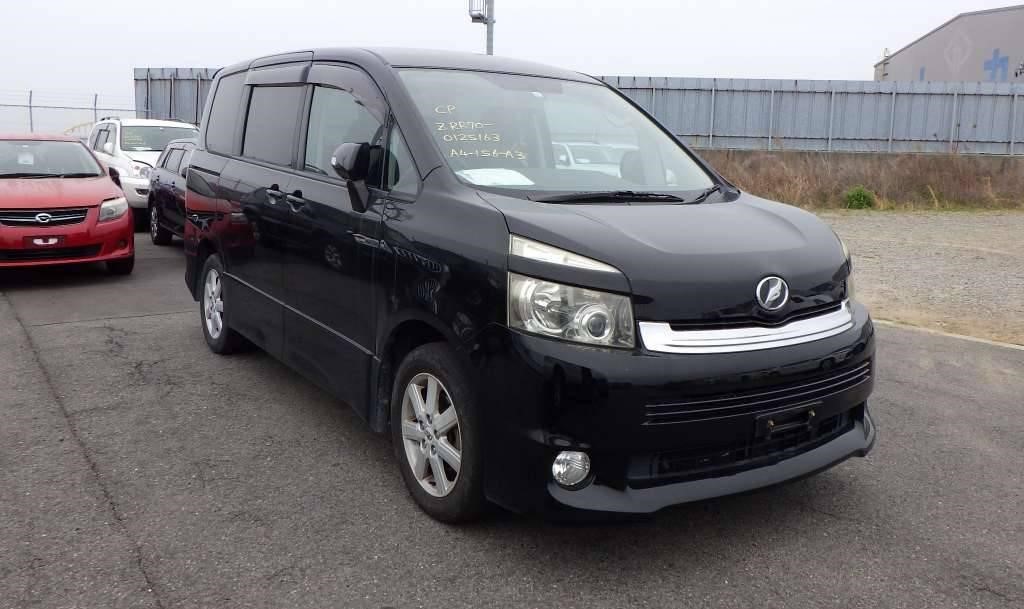 Toyota Voxy front view